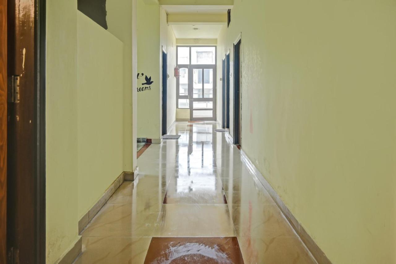 Oyo 7498 Hotel Aparajita Варанаси Экстерьер фото